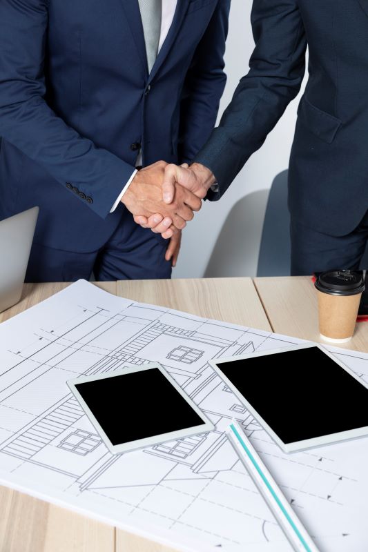 https://www.newcablojistik.com/wp-content/uploads/2023/08/close-up-professionals-shaking-hands.jpg